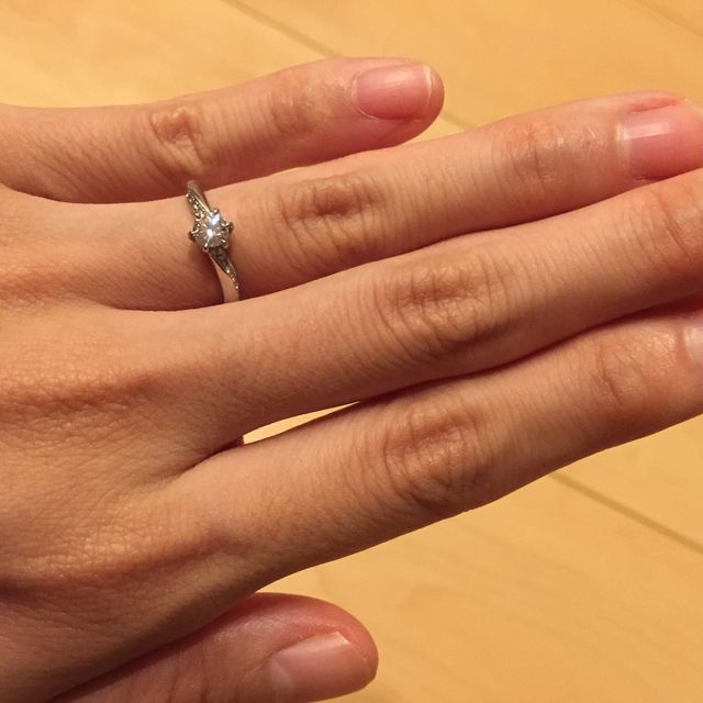 【4℃ BRIDAL(ヨンドシーブライダル)の口コミ】 派手すぎず、シンプルで且つ飽きの来ないデザインに非常に惹かれました。…