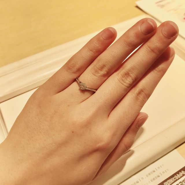 【JEWELRY  KAMATA(ジュエリーかまた)の口コミ】 ラインの綺麗な上品な婚約指輪です。V字型のデザインなので、指が細く長く…