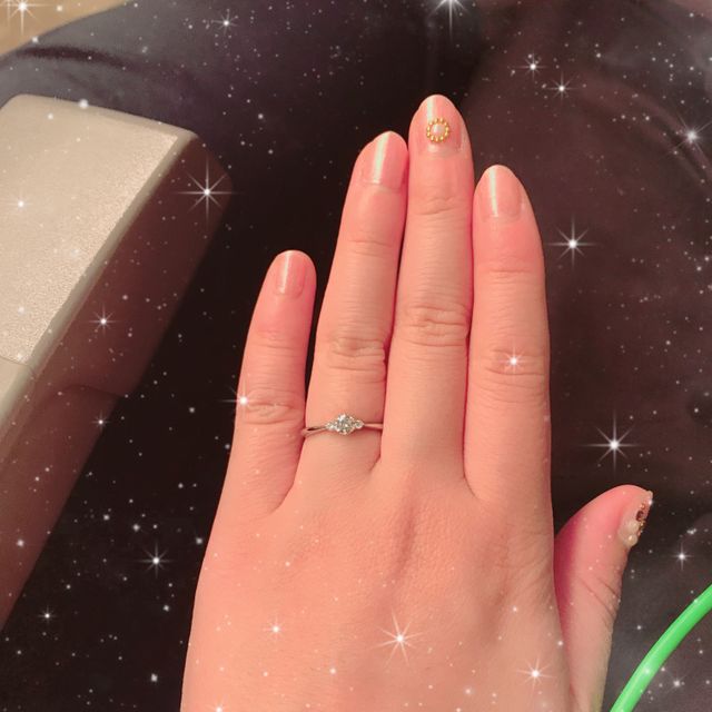 【GALA JEWELRY(ガラジュエリー)の口コミ】 真ん中に大きめのダイヤとサイドにそれより小さいダイヤが付いたデザイン…