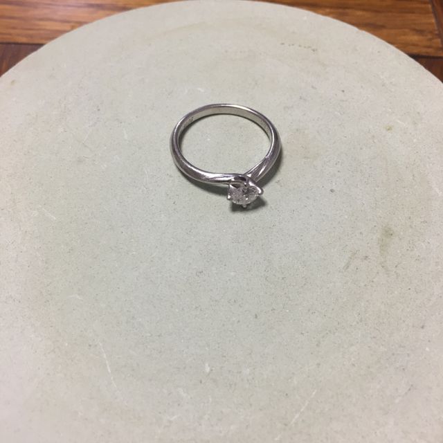 【銀座ダイヤモンドシライシの口コミ】 シンプルなデザインのものはたくさんありますが、実際に指にはめてみたと…