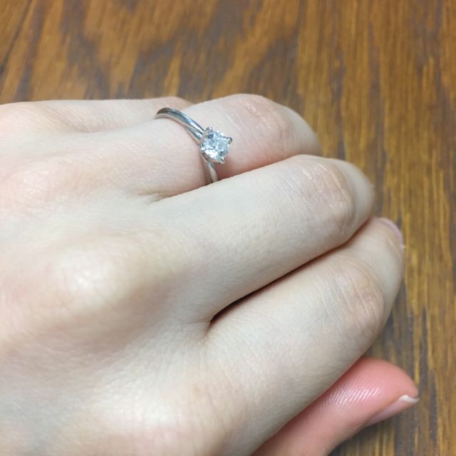 【銀座ダイヤモンドシライシの口コミ】 シンプルなデザインのものはたくさんありますが、実際に指にはめてみたと…