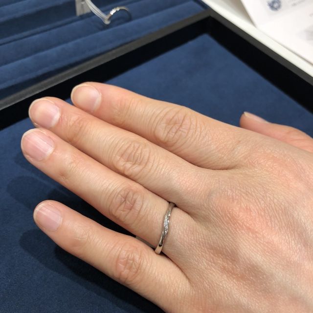 【銀座ダイヤモンドシライシの口コミ】 指へのフィット感がどの店よりも良かったです。指輪をつけているのに、本…