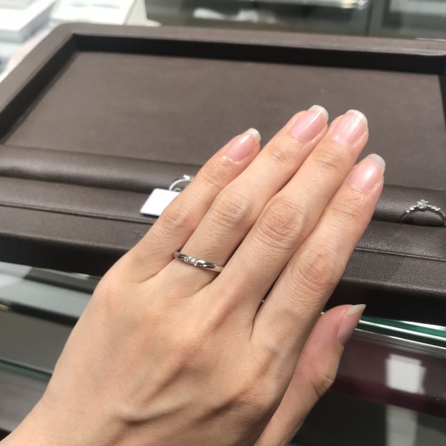 【銀座ダイヤモンドシライシの口コミ】 他社にない流れるようなダイヤの配置。並んだ石の両端がプツンと途切れる…