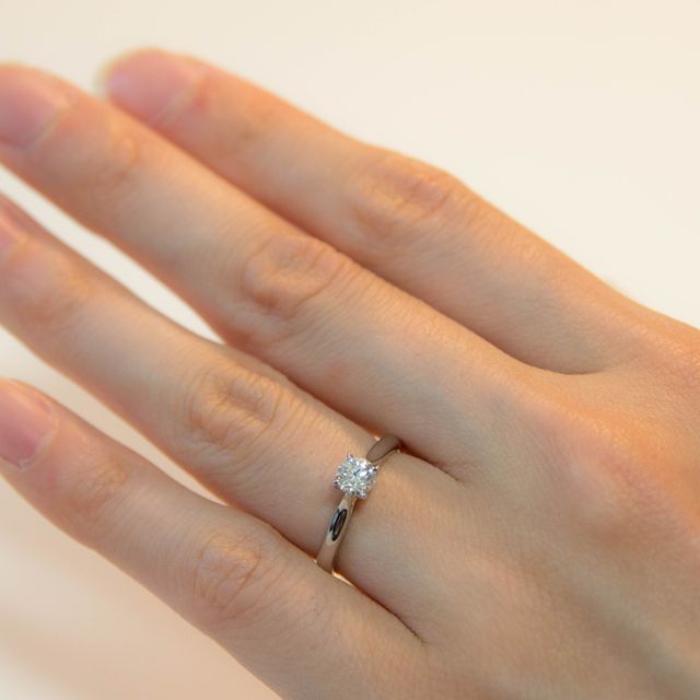【BRILLIANCE+(ブリリアンスプラス)の口コミ】 シンプルでダイヤモンドが際立つデザインを選びました。婚約指輪を購入し…