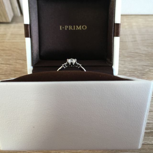 【アイプリモ(I-PRIMO)の口コミ】 左右にメレダイヤが付いていて華やかだったので。
横から見ても美しいデザ…