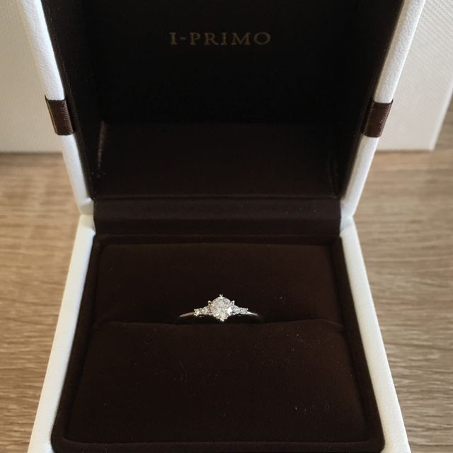 【アイプリモ(I-PRIMO)の口コミ】 左右にメレダイヤが付いていて華やかだったので。
横から見ても美しいデザ…