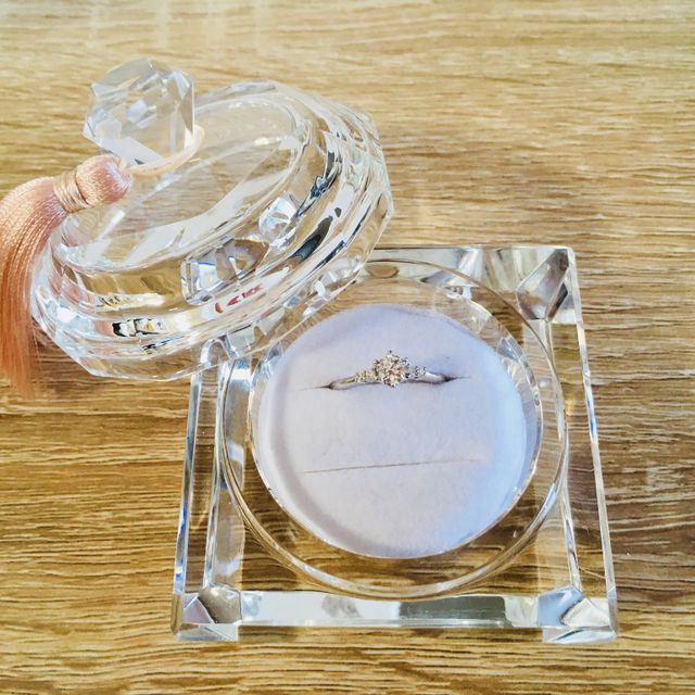 【アイプリモ(I-PRIMO)の口コミ】 左右にメレダイヤが付いていて華やかだったので。
横から見ても美しいデザ…