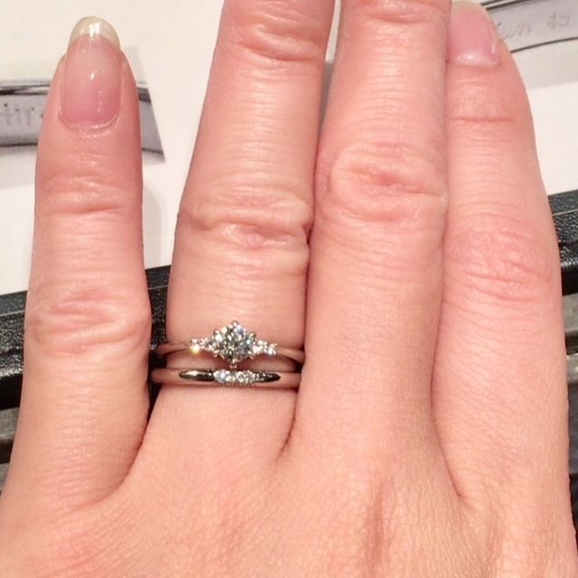【ティファニー(Tiffany & Co.)の口コミ】 ダイヤの付いた結婚指輪を探していました。こちらは中央に3粒のダイヤがあ…