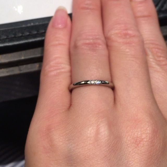 【ティファニー(Tiffany & Co.)の口コミ】 ダイヤの付いた結婚指輪を探していました。こちらは中央に3粒のダイヤがあ…