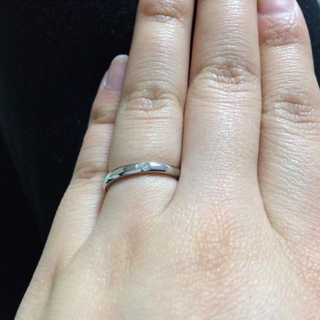 【4℃ BRIDAL(ヨンドシーブライダル)の口コミ】 デザインはとてもシンプルですが、細身で指が太い私でも、違和感なくつけ…