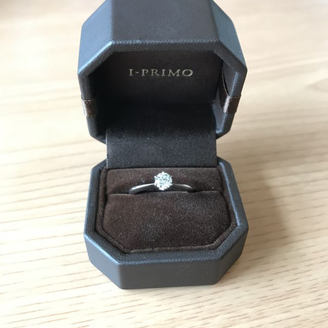 【アイプリモ(I-PRIMO)の口コミ】 一番シンプルな形で結婚指輪と重ね付けしやすい綺麗なデザインでした。
ダ…