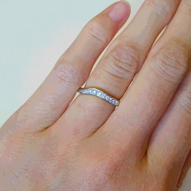 【MIKIMOTO(ミキモト)の口コミ】 主人とペアで購入しました。
それぞれ、緩やかなカーブを描いたようなデザ…