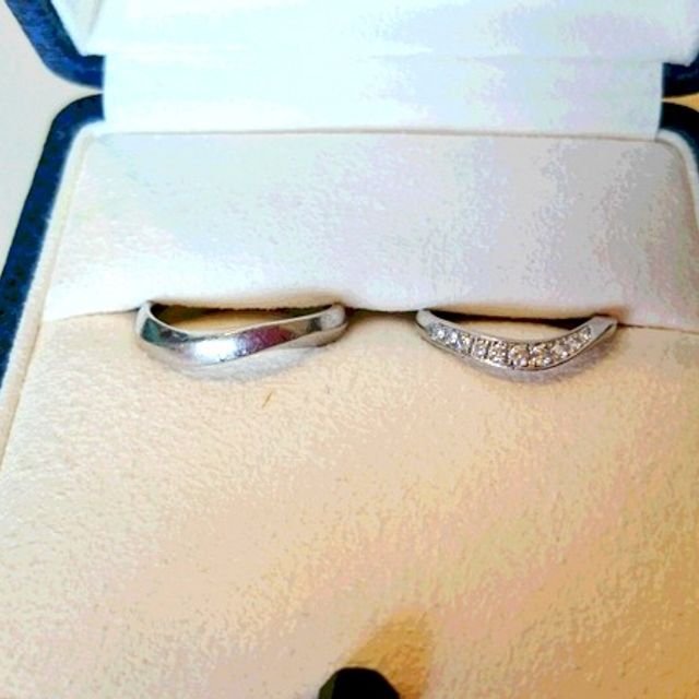 【MIKIMOTO(ミキモト)の口コミ】 主人とペアで購入しました。
それぞれ、緩やかなカーブを描いたようなデザ…