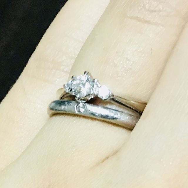 【4℃ BRIDAL(ヨンドシーブライダル)の口コミ】 仕事でもつけられるようにシンプルなものを探していたので、イメージにぴ…