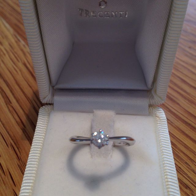 【TRECENTI(トレセンテ)の口コミ】 ウェーブデザインのリングは指を綺麗に魅せてくれます。
ダイヤの大きさも…