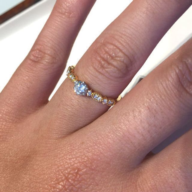 【AMOUR AMULET(アムール・アミュレット)の口コミ】 華やかさと可愛らしさが同居している様なデザインです。ネットで見て気に…