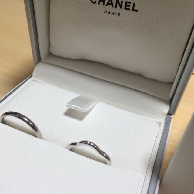 【シャネル(CHANEL)の口コミ】 カメリアのお花のデザインに一目惚れしました。
シンプルなデザインで個性…