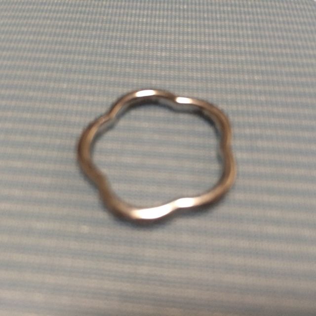 【シャネル(CHANEL)の口コミ】 カメリアのお花のデザインに一目惚れしました。
シンプルなデザインで個性…