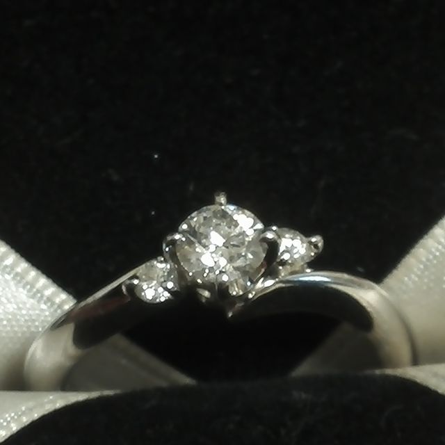 【エクセルコダイヤモンド(EXELCO DIAMOND)の口コミ】 何点か試着させていただいたのですが、このリングのコンセプトが月と２人…