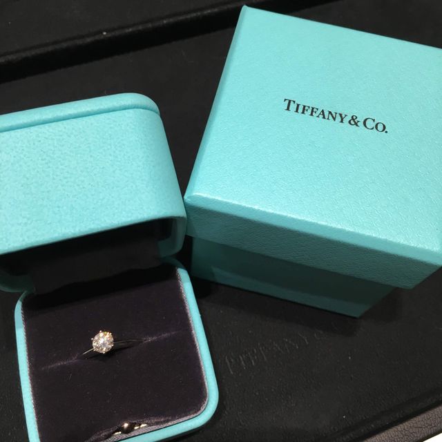 【ティファニー(Tiffany & Co.)の口コミ】 婚約指輪といえばティファニー！！
ティファニーブルーの箱を開けてプロポ…