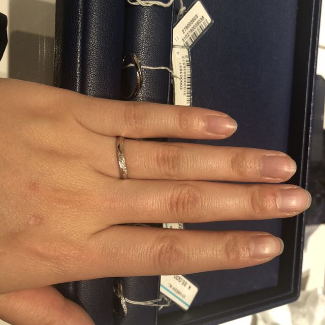 【銀座ダイヤモンドシライシの口コミ】 ウェーブがかかりすぎている指輪だと男性はあまりつけたがらないが、これ…