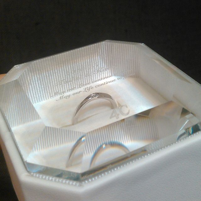 【4℃ BRIDAL(ヨンドシーブライダル)の口コミ】 ・男性用・女性用ともにストレートラインですが、ひねりが入っていて、シ…