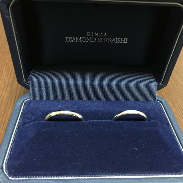 【銀座ダイヤモンドシライシの口コミ】 結婚指輪なので、シンプルなものがいいと思い選びました。彼は指が太く、…