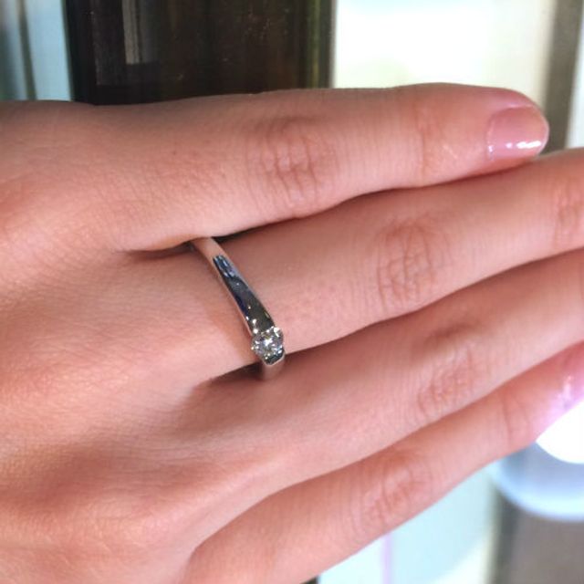 【SUEHIRO(スエヒロ)の口コミ】 ダイヤモンドが大きめの指輪を探していました。一見シンプルですが、あま…