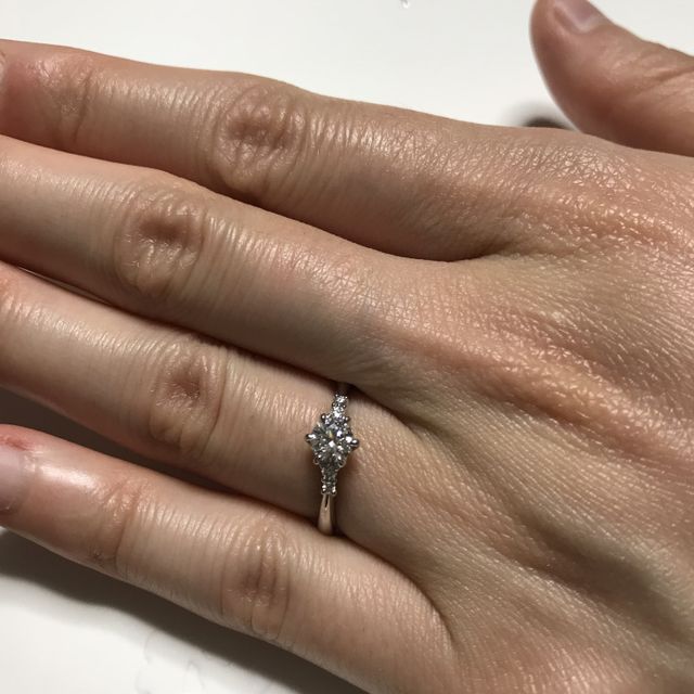 【アイプリモ(I-PRIMO)の口コミ】 シンプルな形で結婚指輪と重ね付けしやすい綺麗なデザインでした。
彼女も…