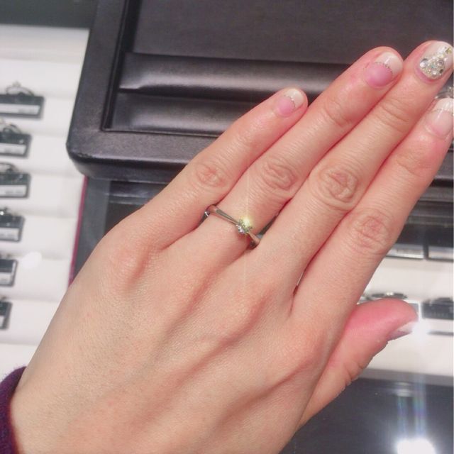 【ラザール ダイヤモンド(LAZARE DIAMOND)の口コミ】 ダイヤモンドがどの角度からも虹色に光って綺麗だったこと。リング部分が…