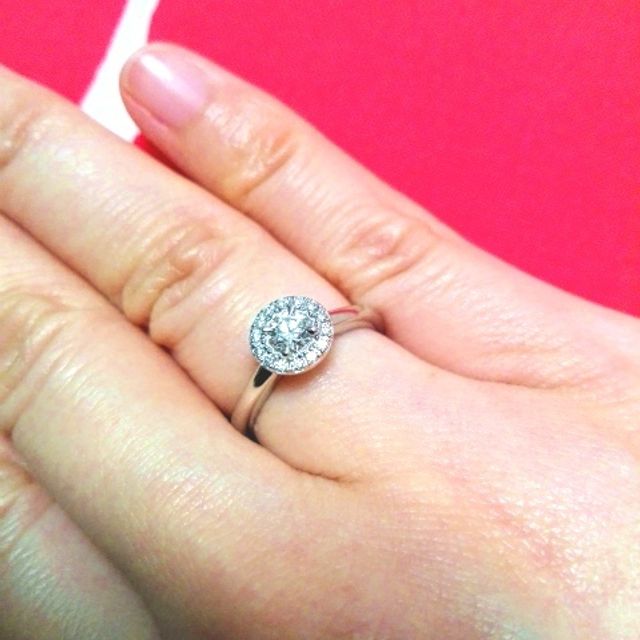 【アイプリモ(I-PRIMO)の口コミ】 メインのダイヤをメレダイヤが囲んでいるデザインの指輪が欲しくて、
ひそ…