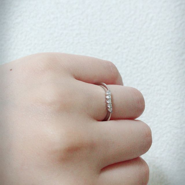 【アイプリモ(I-PRIMO)の口コミ】 ダイヤのカットと並び方が可愛かったので。ダイヤの両脇がハート型になっ…