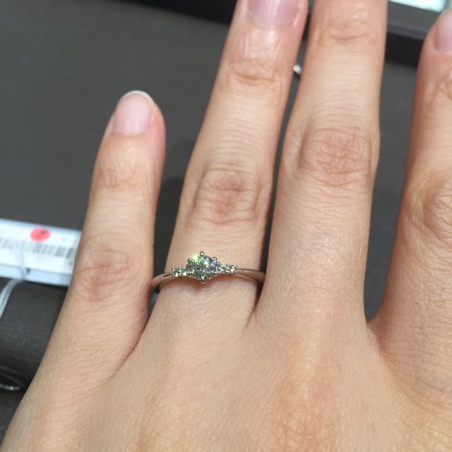 【アイプリモ(I-PRIMO)の口コミ】 中央のダイヤの横になって２つのメレダイアが止まっているのですが、メレ…