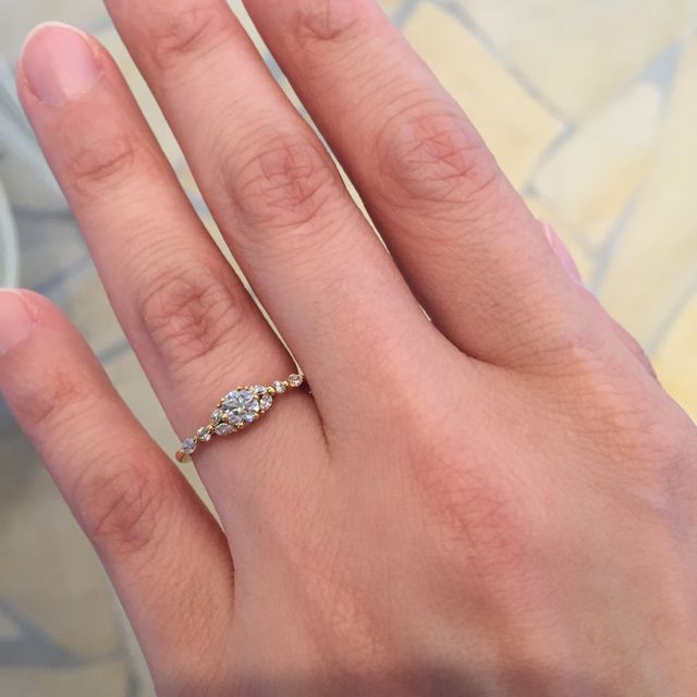 【アーヴェルシュシュ(arbel shushu)の口コミ】 プラチナの指輪を探していたはずなのに、華奢でとっても華やかなこの指輪…
