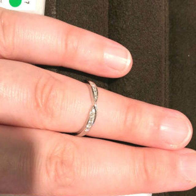 【CHARMY(チャーミー)の口コミ】 V字タイプの個性的なデザインの指輪を探していた所、スタッフの方が持って…