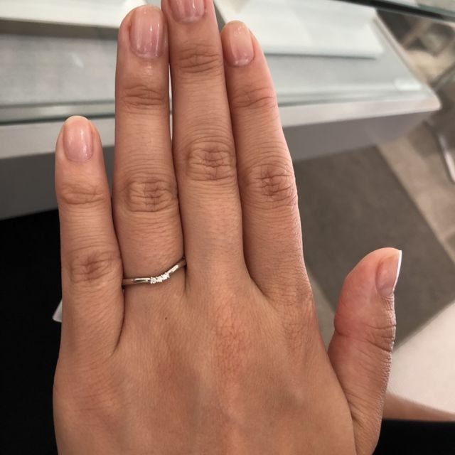 【アイプリモ(I-PRIMO)の口コミ】 最初はストレートで探していましたが、Vの程よいカーブと、華奢な細さで石…