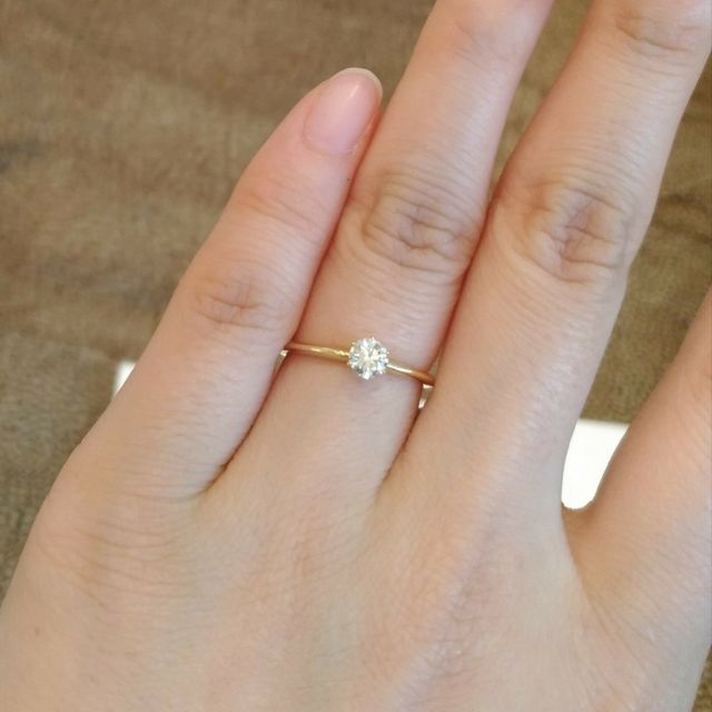 【AHKAH(アーカー)の口コミ】 スターリーエンゲージリング
という名前のリングでした。

上から見ると本…