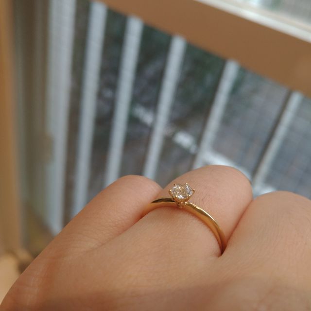 【AHKAH(アーカー)の口コミ】 スターリーエンゲージリング
という名前のリングでした。

上から見ると本…