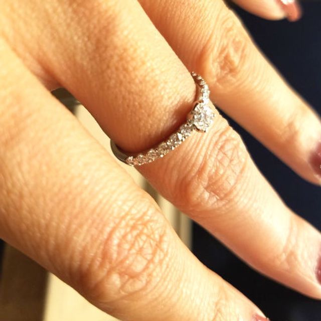 【BRIDGE(ブリッジ)の口コミ】 センターの大きなダイヤモンドの存在感が素晴らしいですし、数々のメレダ…