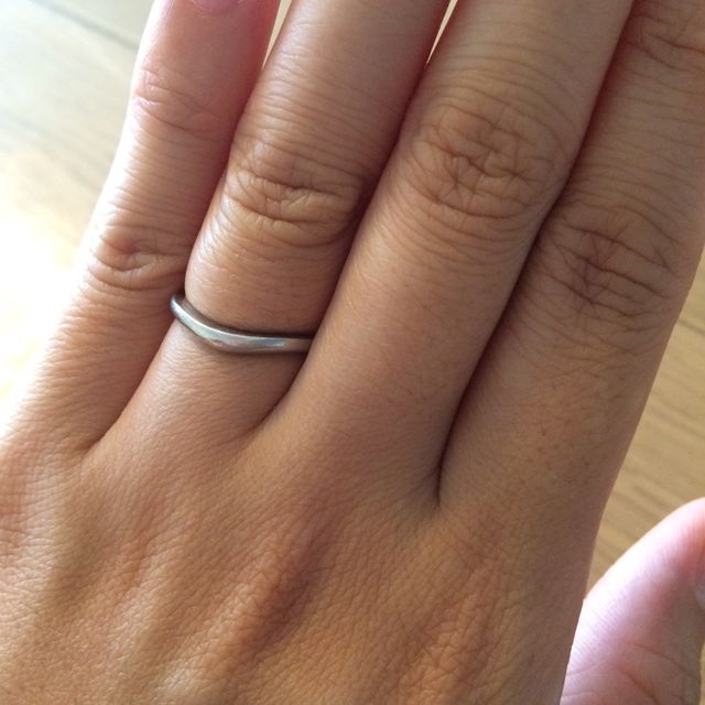 【ブルガリ(BVLGARI)の口コミ】 婚約指輪と重ね付けしたかったので結婚指輪はV字になったデザインを探して…