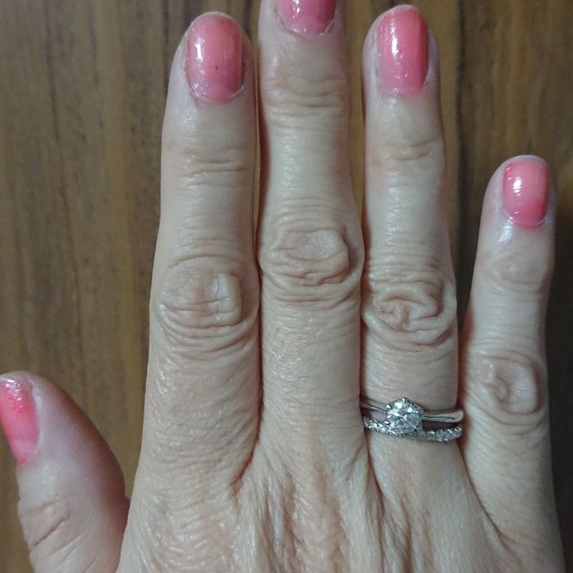 【アイプリモ(I-PRIMO)の口コミ】 一文字に並ぶダイヤモンド
キラキラきれいです
ダイヤが横から見えて
キラ…