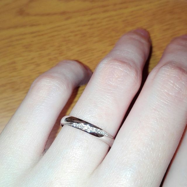 【PILOT BRIDAL(パイロットブライダル)の口コミ】 デザインと素材、つけ心地で選びました。
デザインはダイヤが斜めに入った…