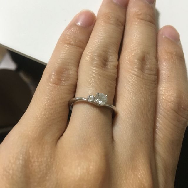 【アイプリモ(I-PRIMO)の口コミ】 派手すぎないシンプルなデザインだけど、ダイヤの隣に付いている小さなピ…