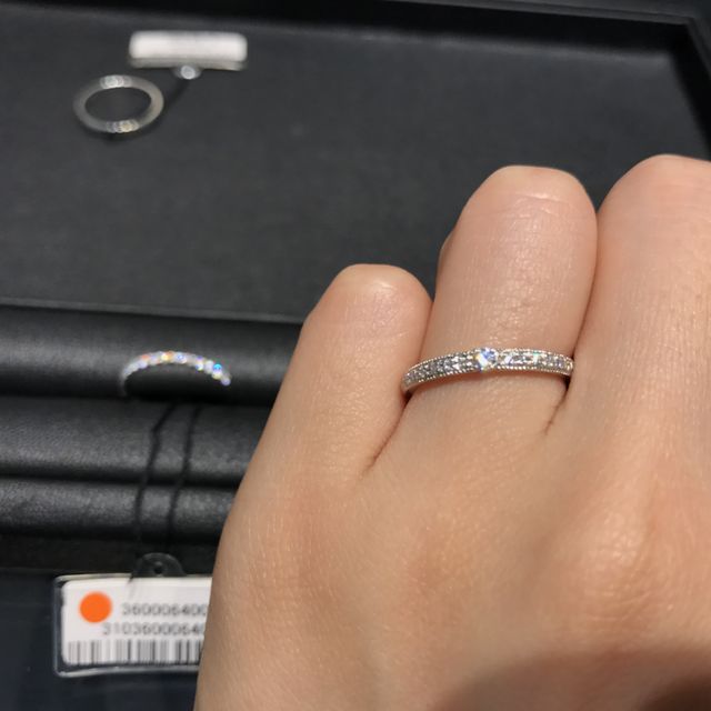 【エクセルコダイヤモンド(EXELCO DIAMOND)の口コミ】 ハーフエタニティタイプのリングです。リング上下にミル打ちがされている…