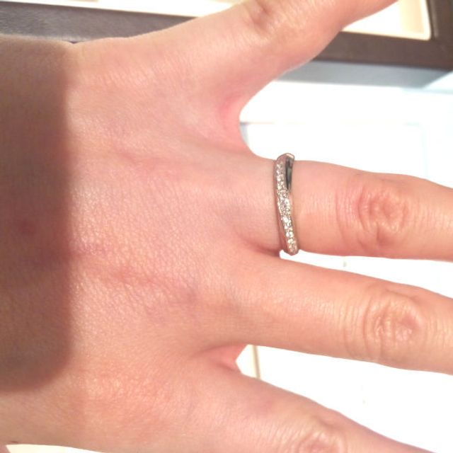 【俄(にわか)の口コミ】 素材がゴールドの指輪を探していました。この指輪はプラチナやピンクゴー…