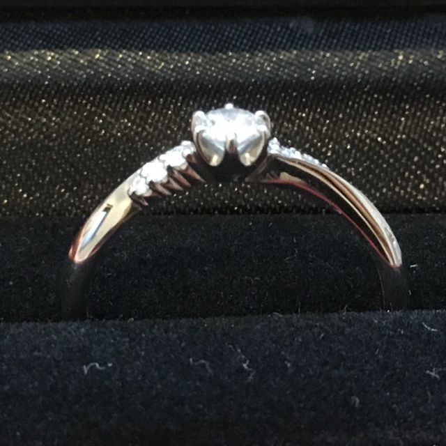 【Disney Cinderella(ディズニー シンデレラ)の口コミ】 華奢なデザインが一番気に入っています。またダブルリングにした時、ゴテ…