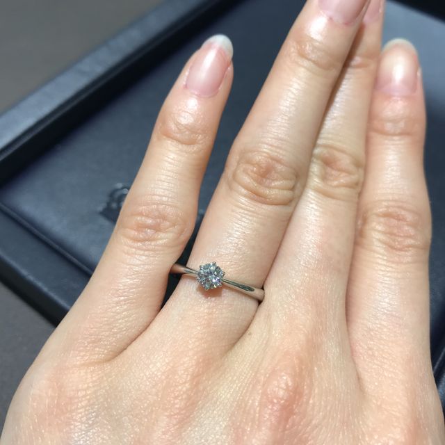 【ROYAL ASSCHER(ロイヤル・アッシャー)の口コミ】 一粒ダイヤでシンプル、細身の婚約指輪を探しておりました。
細さも色々あ…