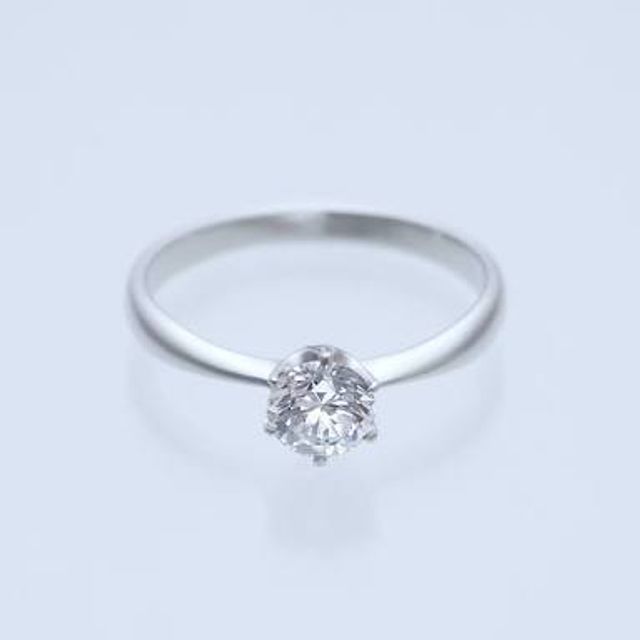 【ティファニー(Tiffany & Co.)の口コミ】 プロポーズ後、主人が婚約指輪を購入してくれました。
デザインももちろん…