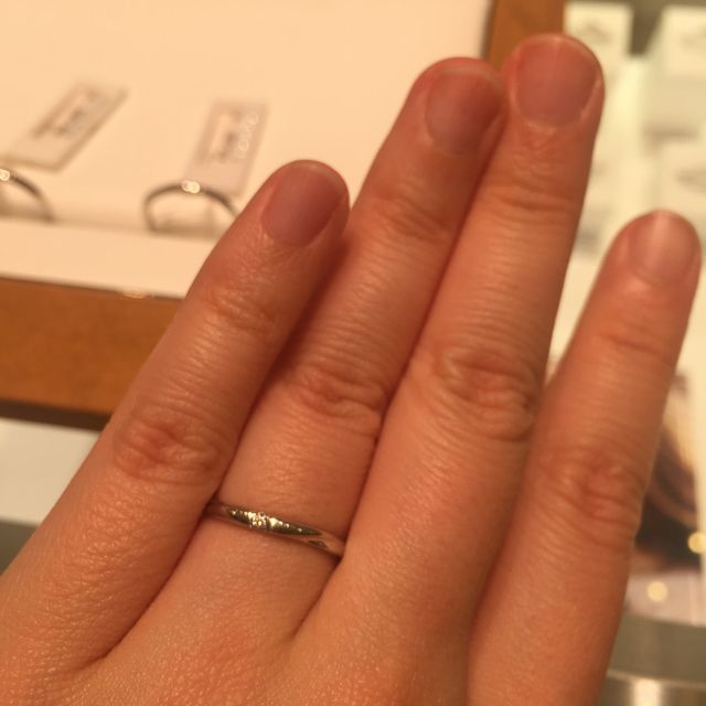 【STAR JEWELRY(スタージュエリー)の口コミ】 ストレートラインだけでなくアクセントのウェーブのデザインがお洒落です…