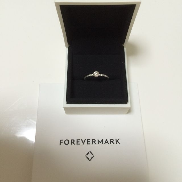 【FOREVERMARK(フォーエバーマーク)の口コミ】 エンゲ－ジリングはよくある飽きのこない形のラウンド型の一粒ダイヤのリ…